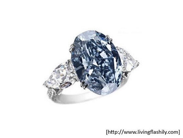 Nhẫn kim cương Xanh Chopard là chiếc nhẫn hoàn hảo nhất thế giới từ trước tới nay. Viên kim cương xanh to đùng gắn trên mặt nhẫn mang hình trái xoan, nhẫn làm bằng bạch kim 18 carat cũng đính rất nhiều kim cương trắng. Kim cương Xanh là loại kim cương đắt tiền nhất thế giới. Viên kim cương Xanh này nặng 09 carat, đạt giá cao kỷ lục: 16,26 triệu USD.